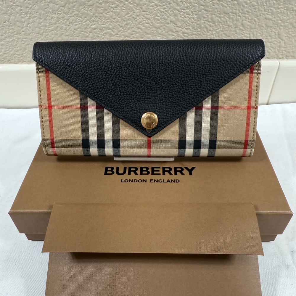 BURBERRY Full sized Envelope Wallet EUC